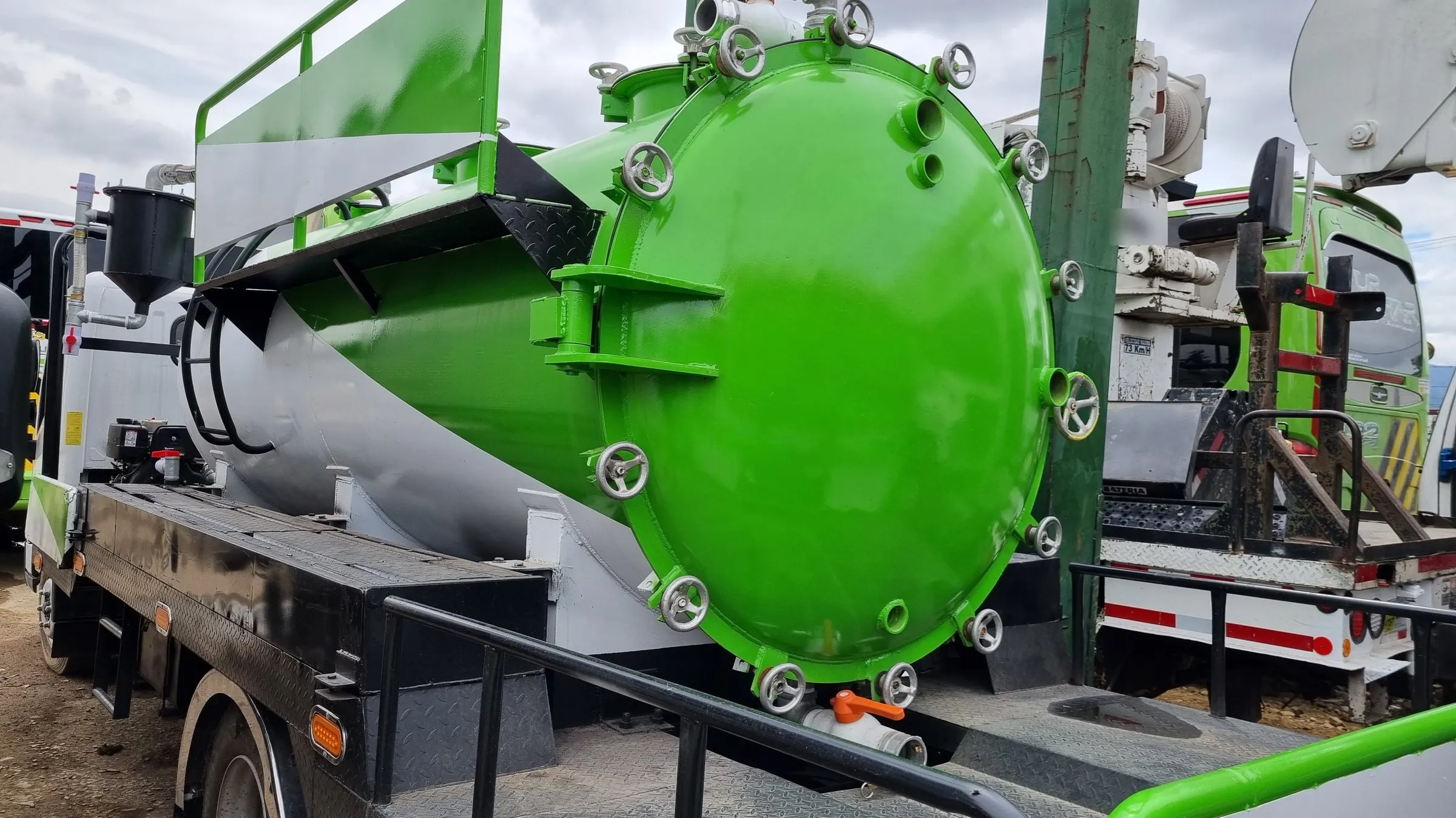 Tapa trasera de un tanque de vacío verde con sus cierres de volante
